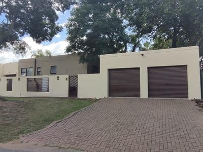 Cottage For Rent in Buccleuch, Sandton